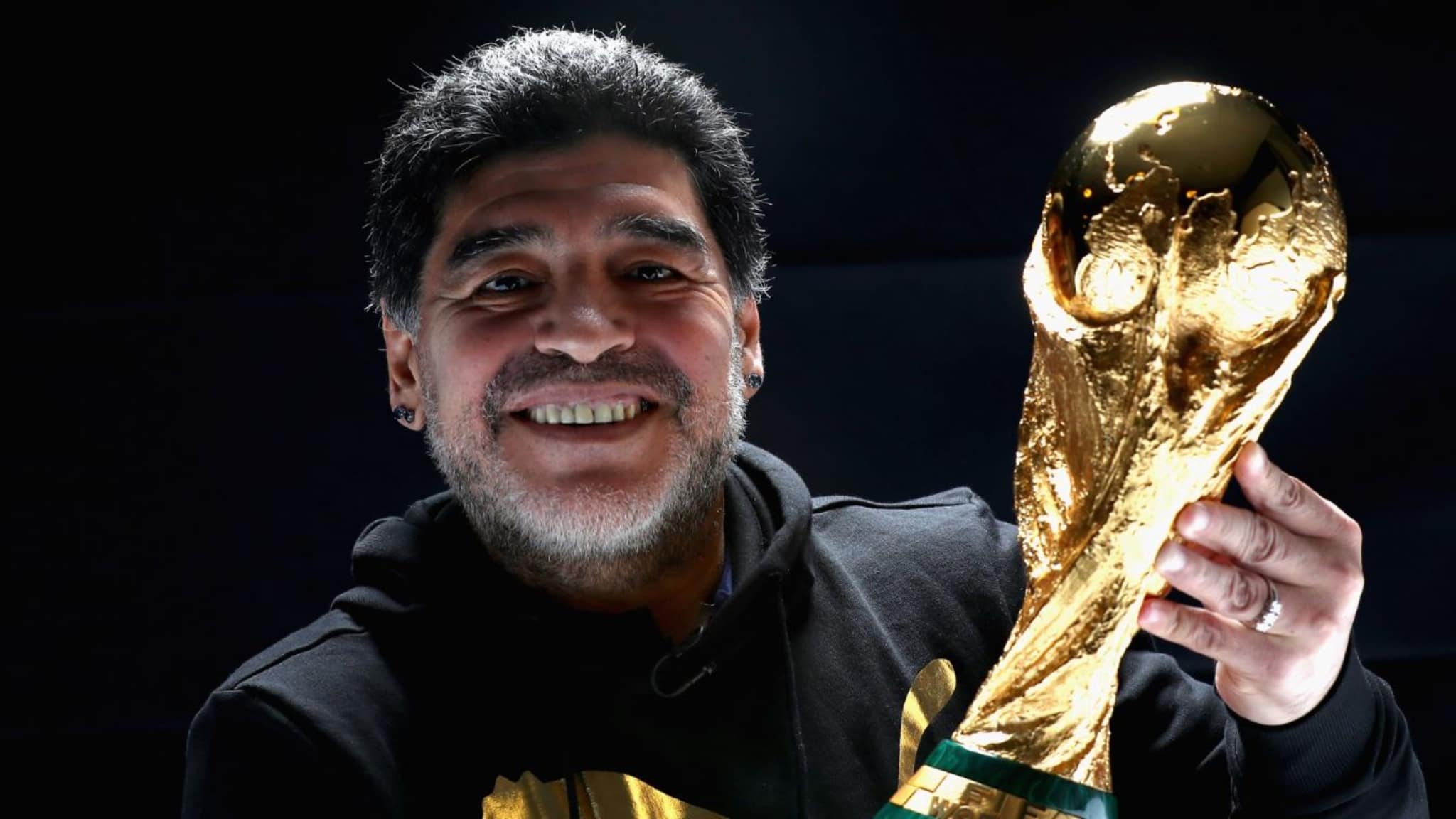 رونالدو يحتفل بعيد ميلاد مارادونا بتسجيل على أنغام الكومبيا:أنت رقم1لكن بعدي(فيديو)