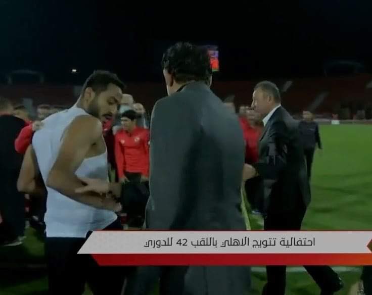 أخبار الأهلي : شاهد ماذا فعلت جماهير الأهلي مع محمد فضل بعد حذفه لصورة كهربا ؟