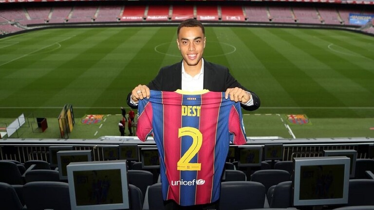 لاعب برشلونة الجديد يتعرض للسخرية خلال تقديمه لوسائل الإعلام(فيديو)