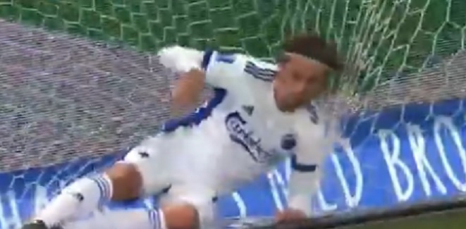 هدف كوميدي وقاتل نادرا ما يتكرر في ملاعب كرة القدم!(فيديو)