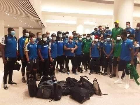 أوباميانج يطلب الدعم بعد احتجاز بعثة منتخب الجابون فى مطار جامبيا(صور)