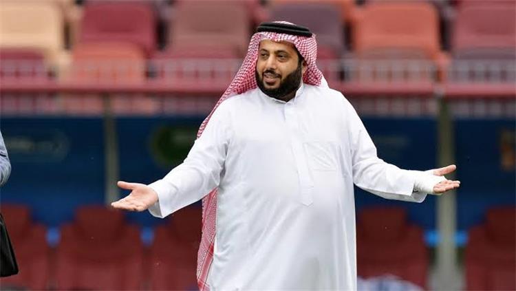 تركي آل الشيخ يسجد على أرض المطار فور وصوله إلى الرياض(فيديو)