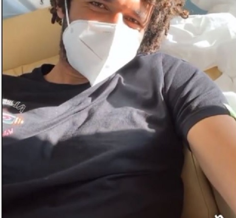محمد النني يوثق رحلة عودته مع محمد صلاح إلى إنجلترا بصورة..(فيديو)