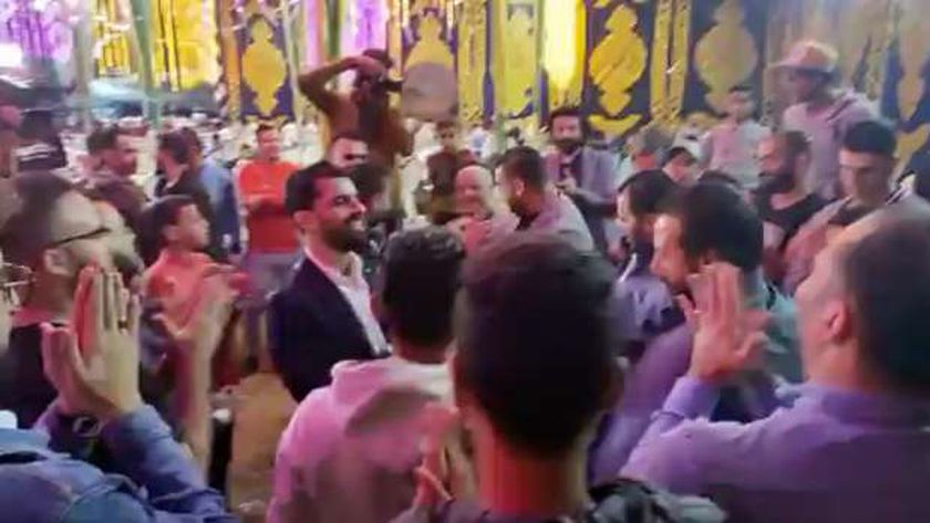 محمد صلاح بالكمامة في أول صور من حفل زفاف شقيقه نصر(صور+فيديو)