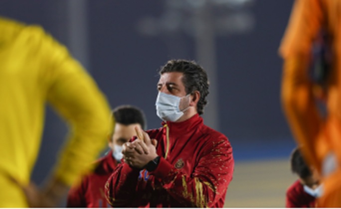 مدرب النصر السعودى يقود التدريبات بعد تعافيه من كورونا قبل قمة الهلال
