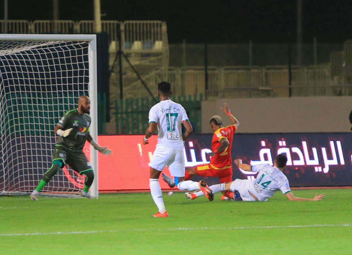 الدورى السعودى .. الاتفاق يصعد للمربع الذهبى بثنائية ضد القادسية(فيديو)