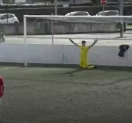 الليجا ..حارس يتصدى لركلة جزاء جالسا على ركبتيه بطريقة مميزة(فيديو)
