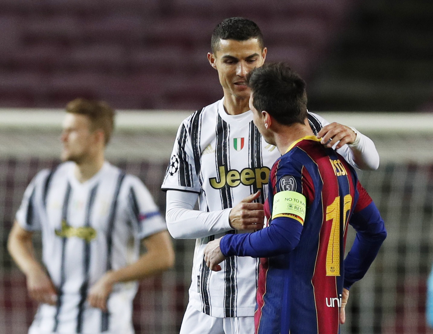 برشلونة ضد يوفنتوس ..ميسي يصافح رونالدو في مباراة القمة ( فيديو +صور)