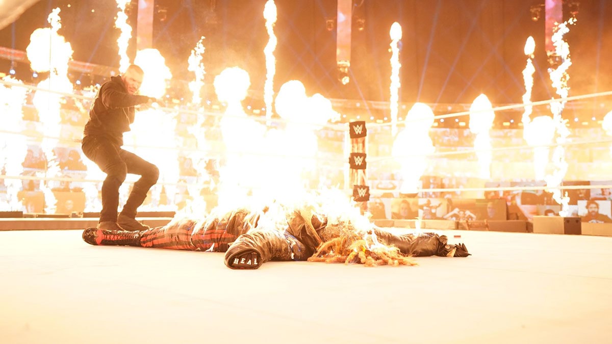 راندي أورتن يشعل النار في مشهد مروع بجسد ذا فيند خلال نزال WWE(فيديو+صور)