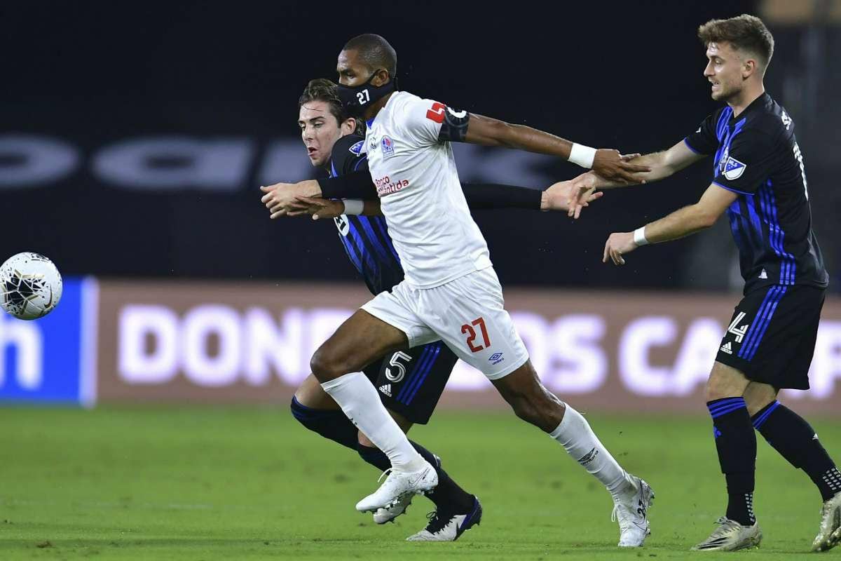 شاهد .. أول لاعب في العالم يرتدي كمامة أثناء مباراة (صور)