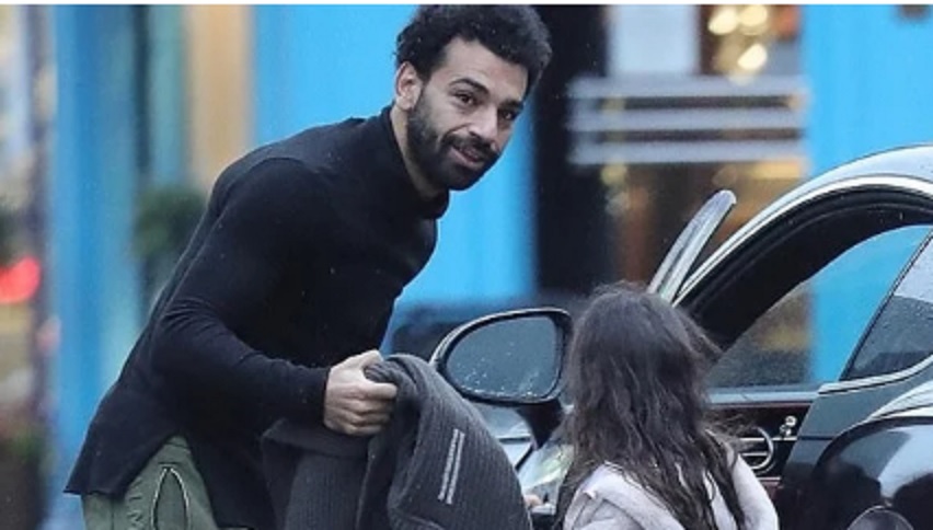 صلاح يصطحب ابنته لتناول الإفطار في شوارع ليفربول بعد جائزة أفضل لاعب