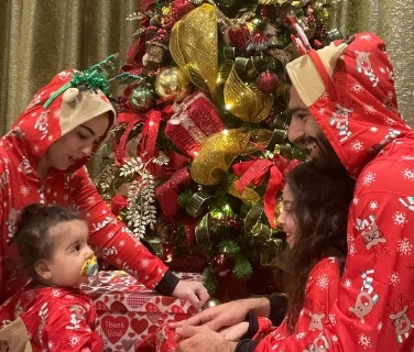 صلاح يحتفل بالكريسماس مع زوجته وطفلتية..الباز عن مهاجمي مو: متطرفين