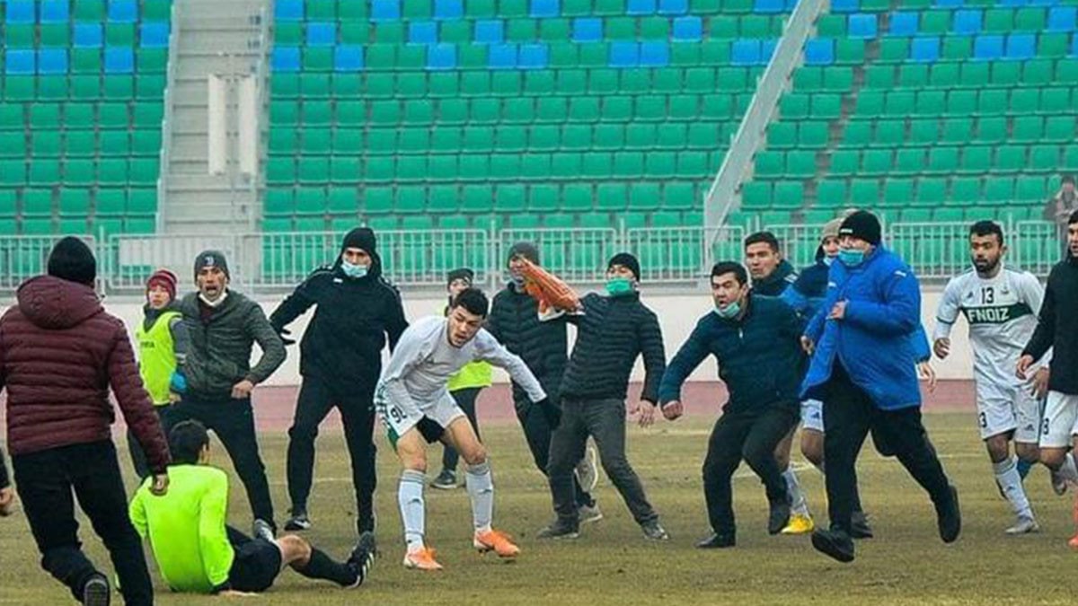 لاعب يوجه ركلة “كونج فو” طائرة لحكم ويطرحه أرضا( فيديو)