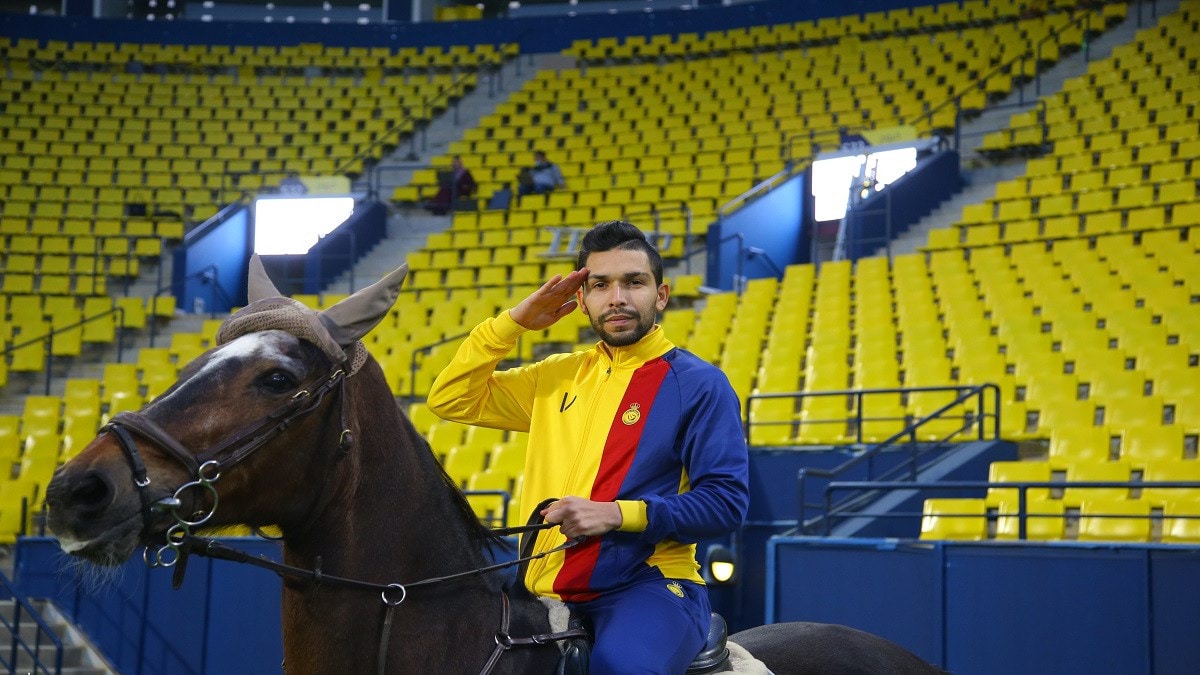 لاعبي النصر السعودي استقبلوا بالخيول في أول تدريب على ملعب مرسول بارك