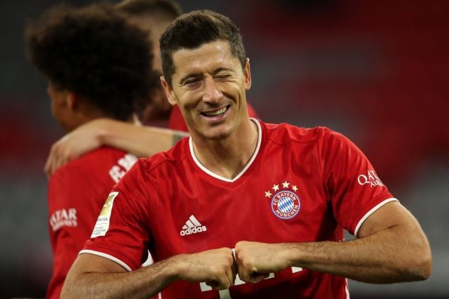 أخبار الأهلي: فيديو| “تحدي اللغات” بين لاعبي الأهلي وبايرن ميونيخ.. ليفاندوفسكي: “من تالتة شمال بنهز جبال”.. وكهربا يرد