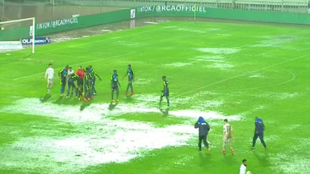 الرجاء المغربي يودع دوري أبطال أفريقيا..وملعب المباراة يتحول إلى بركة مياه(فيديو)