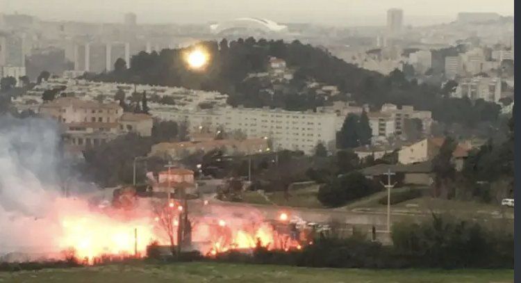 جماهير مارسيليا الغاضبة تخرج عن المألوف وتحاول اقتحام النادي(فيديو)