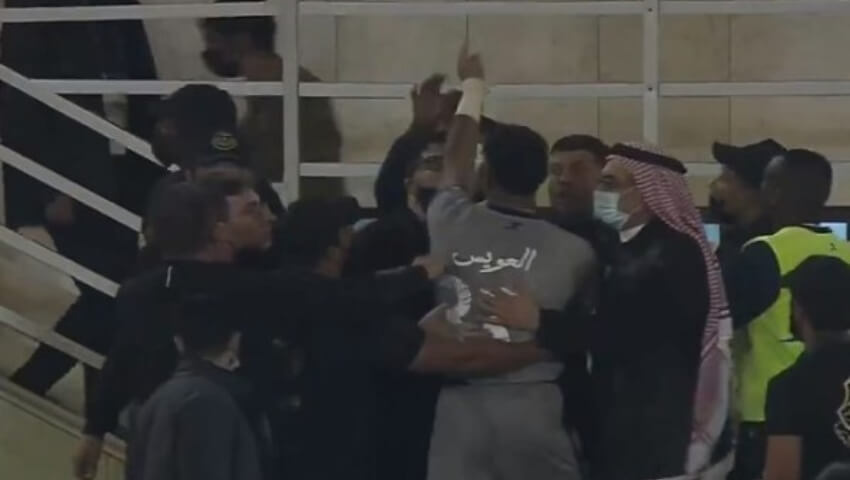 حارس الأهلي يدخل في مشادة مع مسؤولي القادسية بالمدرجات..وكيال يستقيل (فيديو)