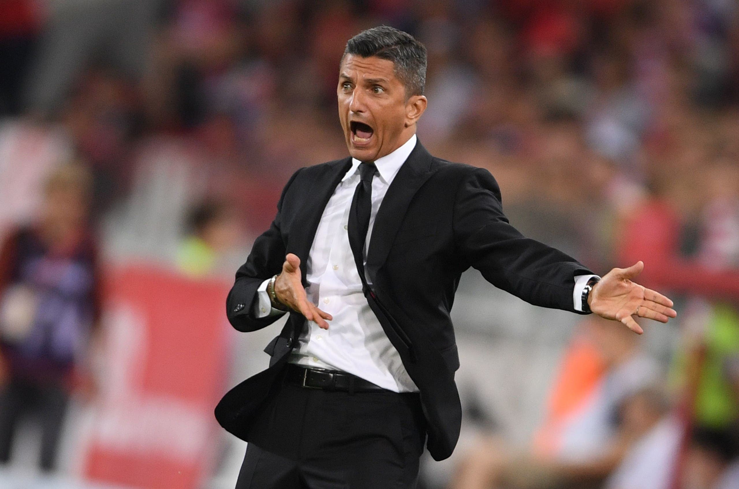 رازفان لوشيسكو يحتد على حكم مباراة الأهلي والهلال (فيديو)