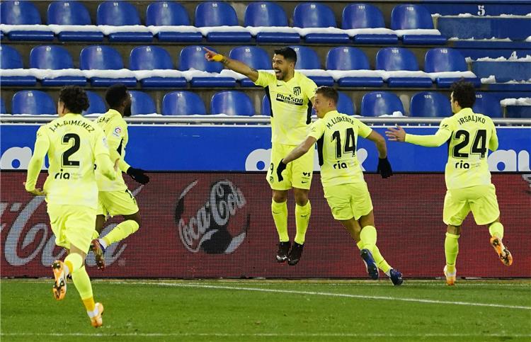سواريز ينقذ أتلتيكو مدريد بفوز قاتل على ألافيس ويستعيد صدارة الليجا (فيديو)