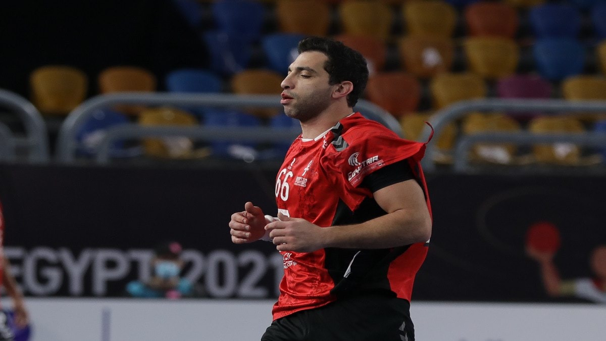 كأس العالم لكرة اليد .. لاعب سلوفينيا يمزق قميص أحمد الأحمر(فيديو)