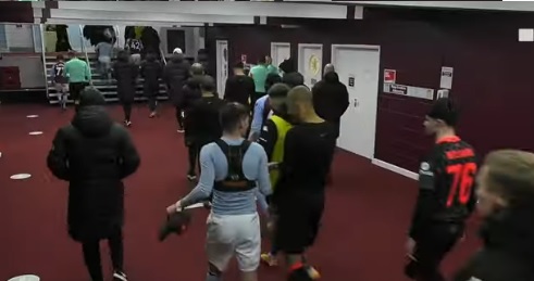 لاعب أستون فيلا الشاب يتعرض لموقف غير مألوف مع نجم ليفربول عقب المباراة