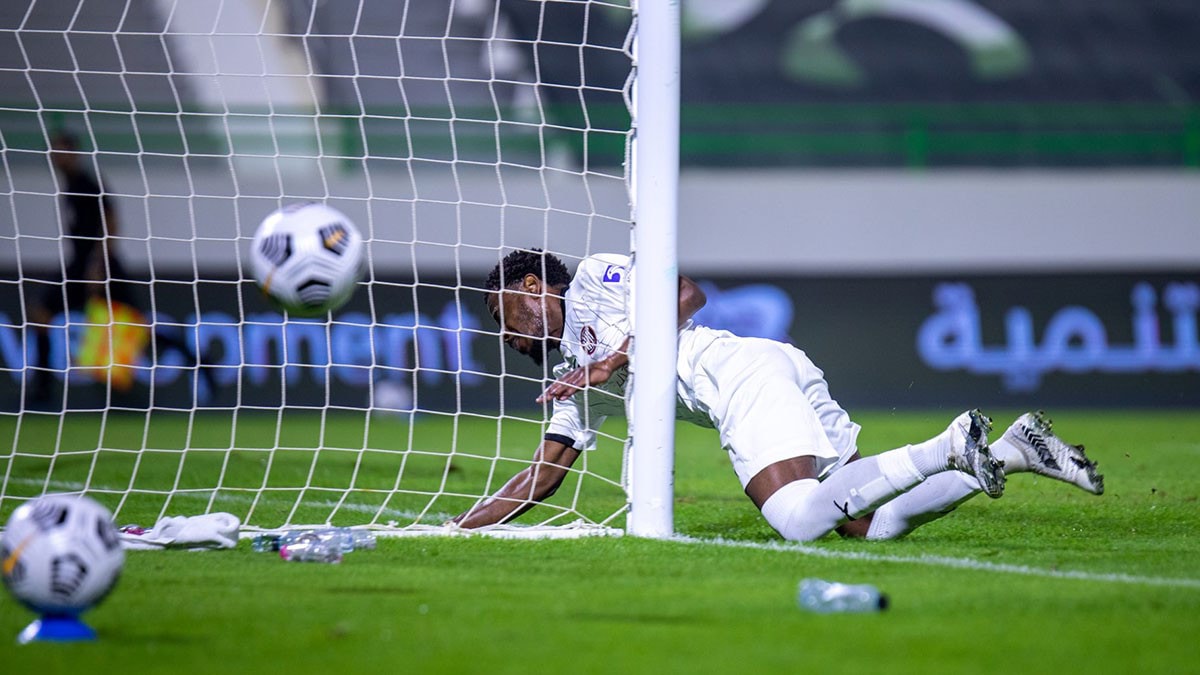 لاعب الجزيرة “المنحوس”يصطدم بقوة بالقائم بعد عامين من غيابه عن الملاعب(فيديو)