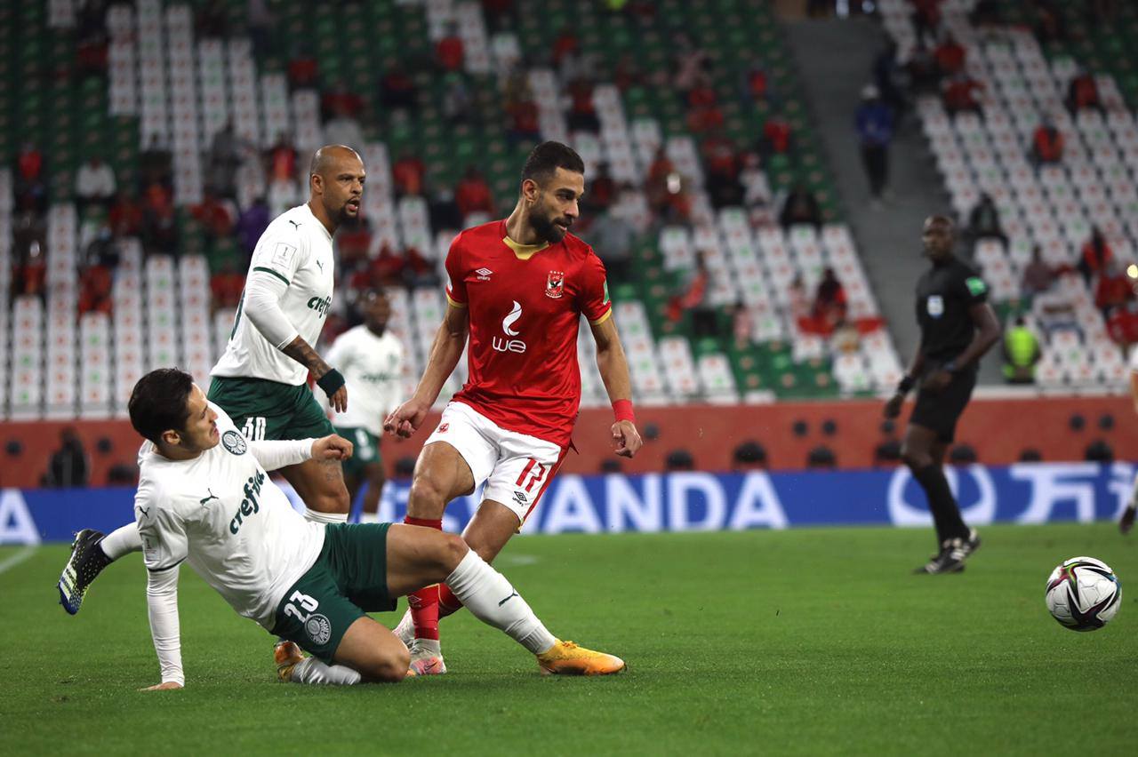 أخبار الأهلي : حمل “خلاط” .. شاهد بالصور كيف سخرت جماهير بالميراس من قائدها بسبب الأهلي