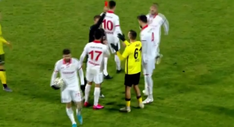 الدوري التركي .. حكم يتسبب بطرد لاعب بالخطأ (فيديو)