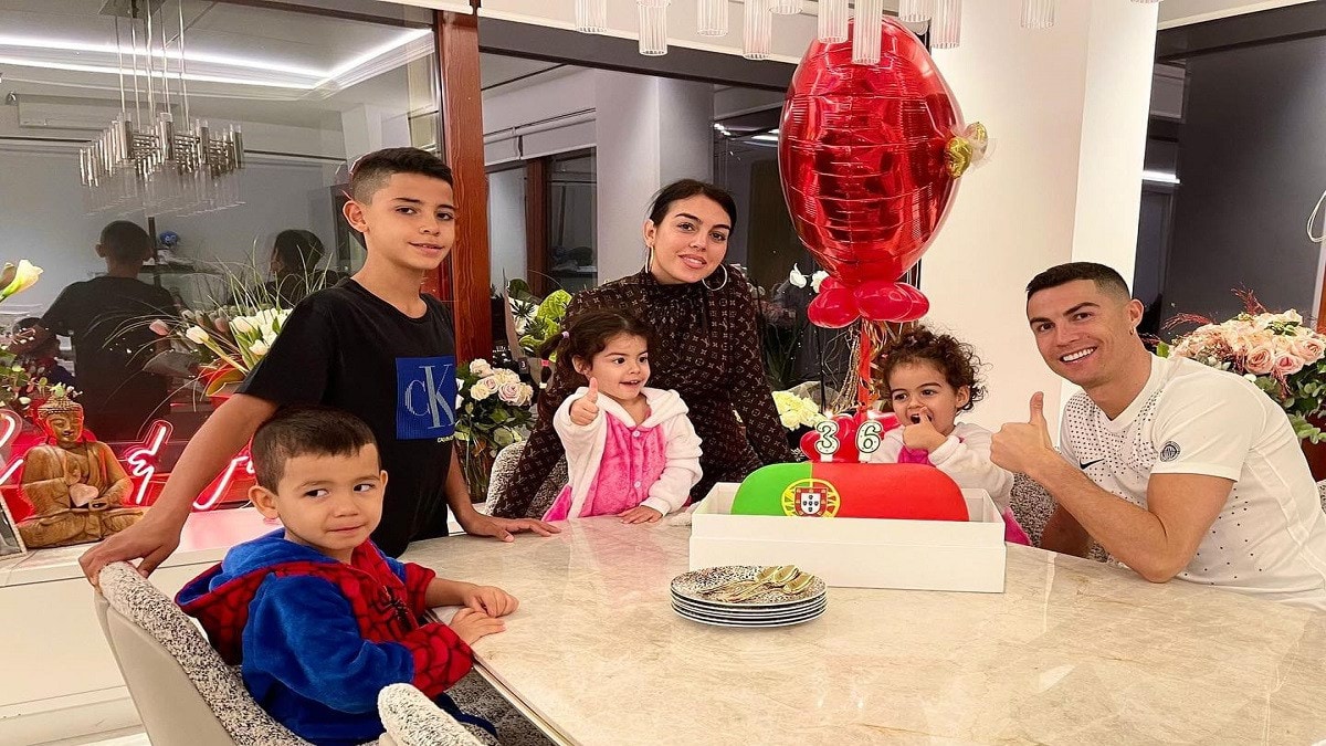 رونالدو في عيد ميلاده الـ36..والـ20 كلاعب:للأسف لا يمكن أن أعدكم بـ20 عامًا أخرى