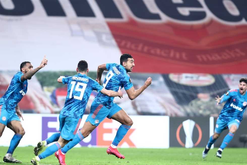 كوكا يحتفل بالتأهل الأوروبى لـ أولمبياكوس على أنغام “العب يالا”(فيديو)