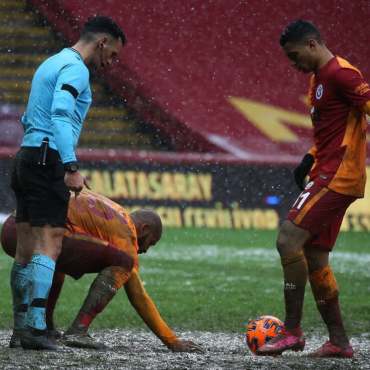 لاعب جالطة سراي يعلق على صورة تنظيف الملعب قبل ركلة جزاء مصطفى محمد(فيديو)