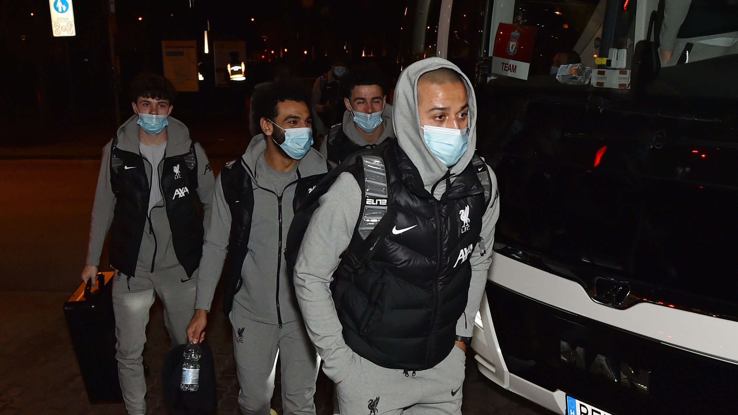 محمد صلاح وكتيبة كلوب تصل ملعب المباراة لمواجهة لايبزيج (فيديو)