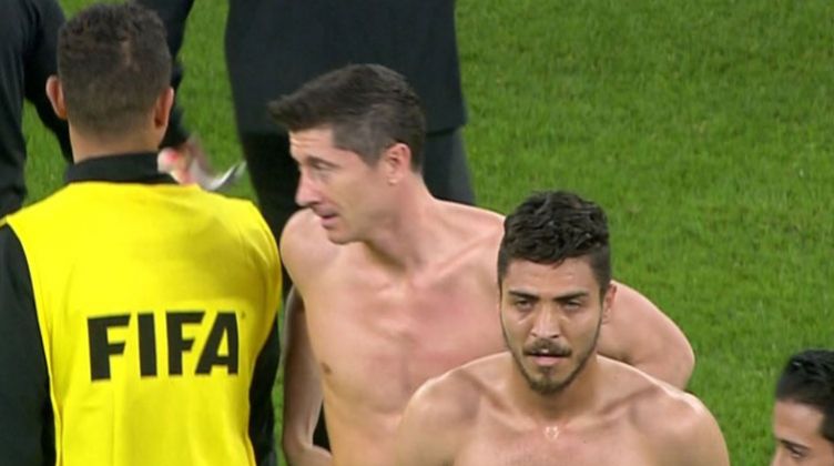 محمد شريف يستبدل قميصه مع ليفاندوفسكي مهاجم بايرن ميونيخ(فيديو)