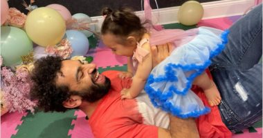 محمد صلاح يلاعب ابنته “كيان” في أوقات فراغه ( صورة)