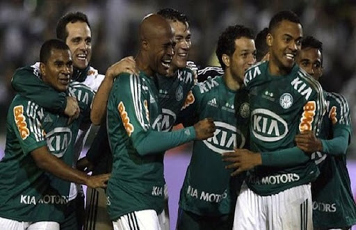 مذيع برازيلى يوعد بارتداء الزى الفرعونى حال تتويج الأهلى بالمركز الثالث