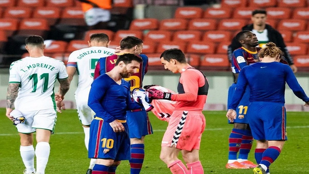 ميسي يطلب قميص حارس إلتشي..ورد فعل غير متوقع من الأخير (فيديو)