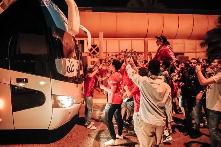 أخبار الأهلي: الجماهير تفاجئ بعثة الأهلي في السودان.. والدرندلي يطمئن على ترتيبات الإقامة