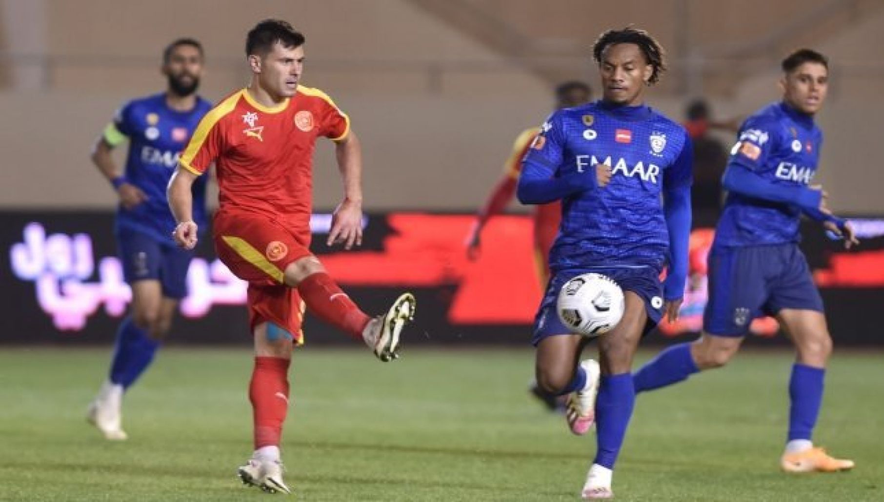 الدوري السعودي ..الهلال يهزم القادسية وينفرد بالصدارة والنصر يكتسح الباطن ( فيديو )