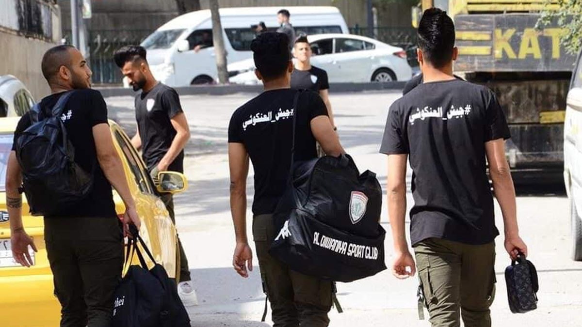 الدوري العراقي ..لاعبو الديوانية يذهبون لمواجهة الشرطة بملابس عسكرية