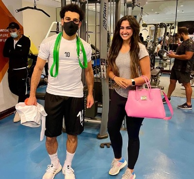 الفنانة التي أثارت صورتها مع صلاح الجدل.. تصرح:لست الوحيدة التي التقطت صورة معه