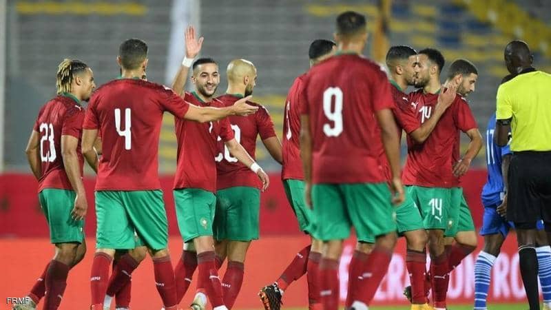 صورة لطاقم منتخب المغرب تثير جدلا واسعا علي مواقع التواصل الاجتماعي