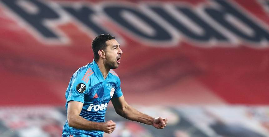كوكا يسجل ويخرج مصابا ويقود أولمبياكوس للفوزعلى لاريسا بالدوري اليوناني(فيديو)