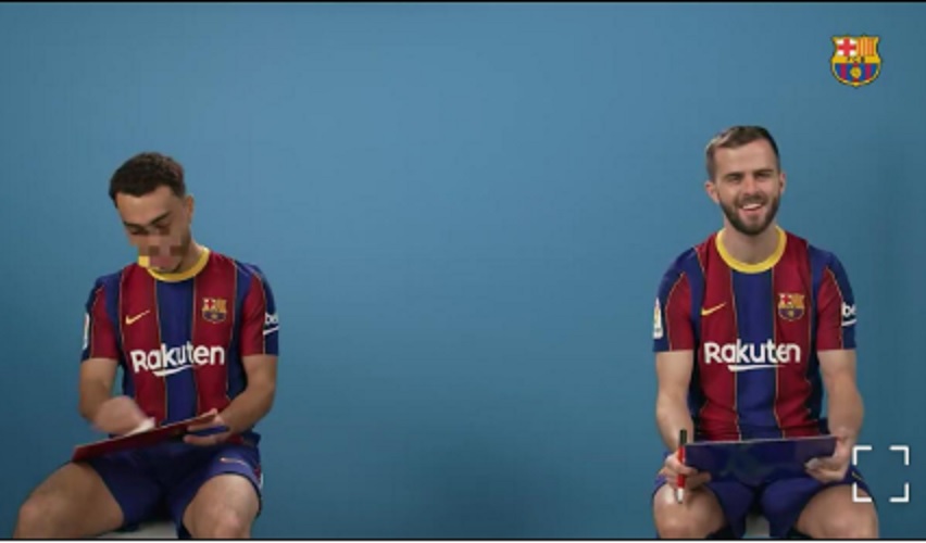 لاعبي برشلونة في تحدٍ ساخر عن الأفلام والبكاء .. (فيديو)