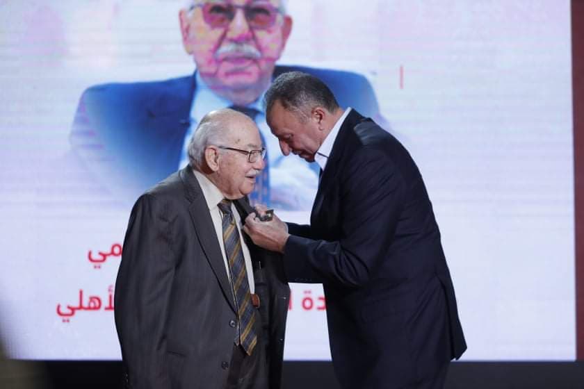 أخبار الأهلي:صور.. الأهلي يكرم المستشار محمود فهمي في احتفالية كبيرة ويمنحه القلادة الذهبية