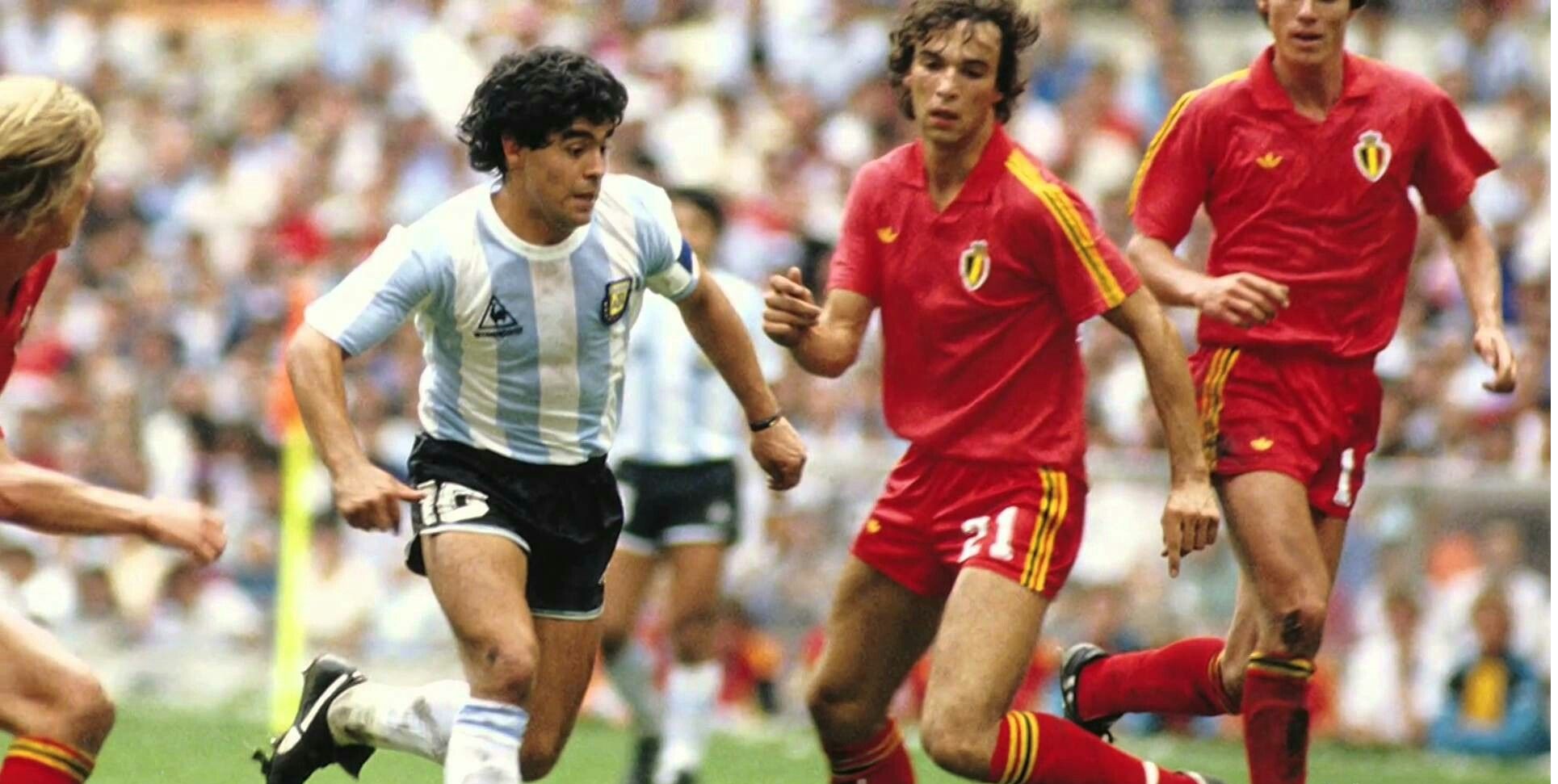 أول قميص لـ مارادونا في كأس العالم يعرض للبيع بمزاد علني (صورة)