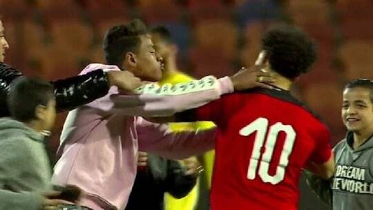الاتحاد المصري يتجه لـ”تأمين” محمد صلاح بعد محاولة تقبيلة (فيديو)