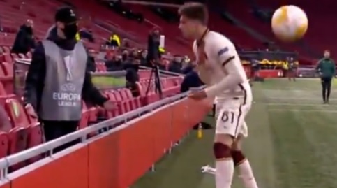 الدوري الأوروبي ..جامع كرات يضرب وجه منافس فريقه بالكرة ورد فعل مفاجيء للحكم(فيديو)