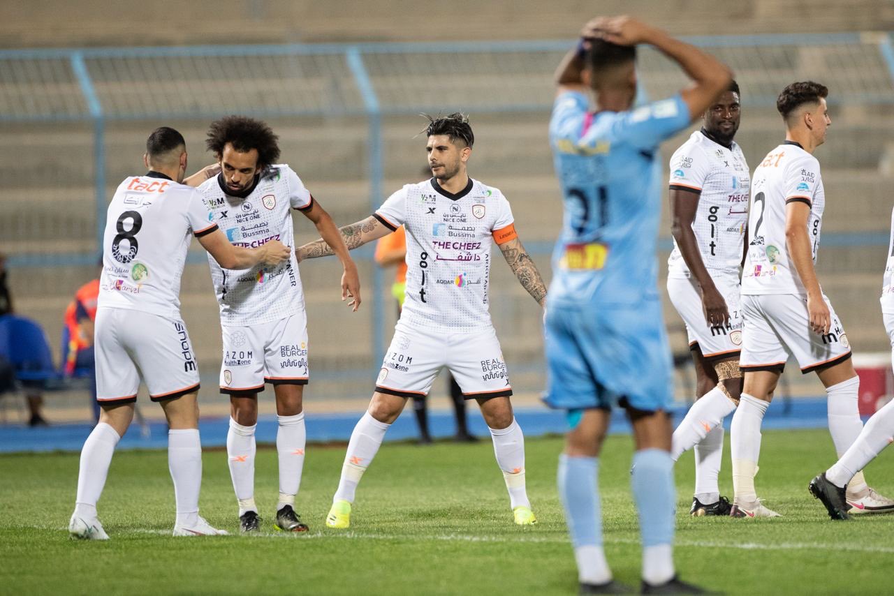 الشباب يشارك الهلال صدارة الدوري السعودي بفوز مثير على الباطن(فيديو)