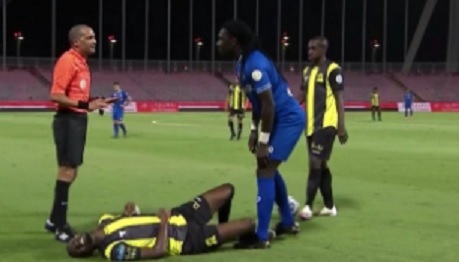 جوميز يعتذر لعمر هوساوي بعد تسببه بإصابته خلال مباراة الهلال والاتحاد